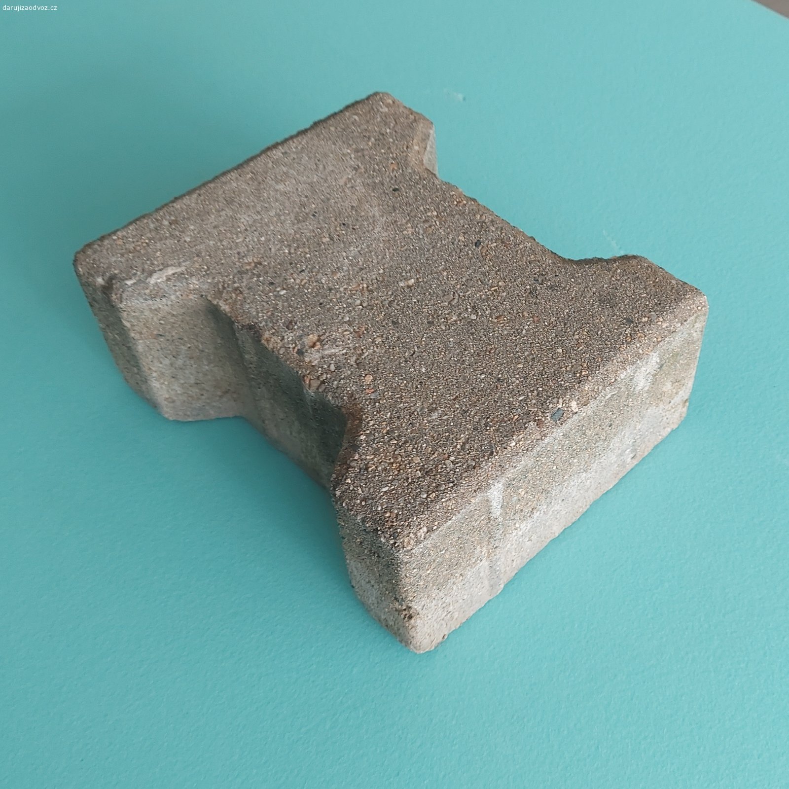 REZERVOVÁNO - zátěžová zámková dlažba 12 m2. DARUJI:
330 ks betonové zámkové dlažby, 
H- PROFIL ... 200 x 160 x 80 mm, 
Výrobce - PRESBETON Nova s.r.o., 
vhodná pro průmyslové plochy a parkoviště
Prosím volejte termín, kdy můžete odvézt.
REZERVOVÁNO do pondělí 10.8.2026