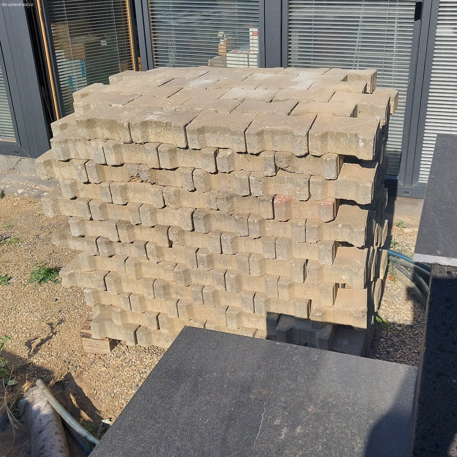 REZERVOVÁNO - zátěžová zámková dlažba 12 m2. DARUJI:
330 ks betonové zámkové dlažby, 
H- PROFIL ... 200 x 160 x 80 mm, 
Výrobce - PRESBETON Nova s.r.o., 
vhodná pro průmyslové plochy a parkoviště
Prosím volejte termín, kdy můžete odvézt.
REZERVOVÁNO do pondělí 10.8.2026