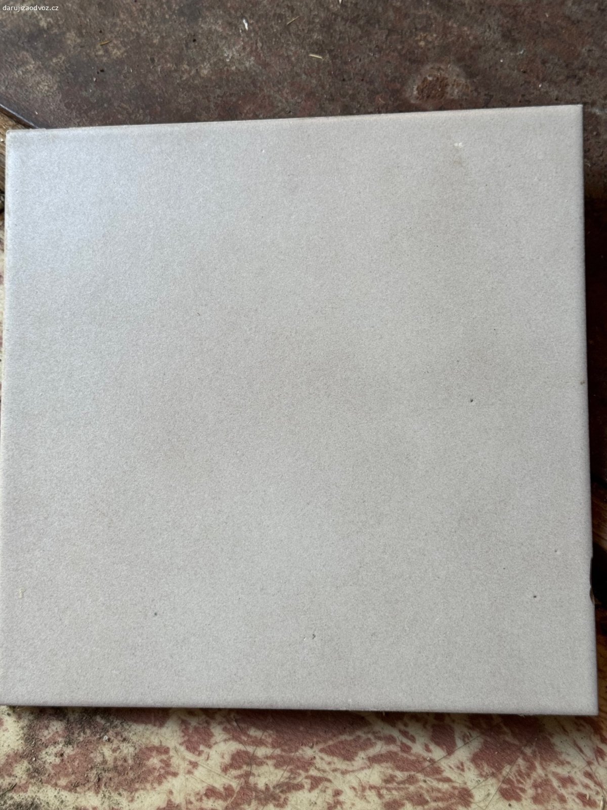 Daruji zbytky  obkladů a dlažeb. Daruji za odvoz  zbytky obkladů a dlažeb  - viz fotografie

1 )  dlažba  30x15 x 0,7 cm   - 6 ks 
2 )  dlažba  30 x30 x 0,9  cm   mrazuvzdorná  16 ks 
3 ) obklad 15 x 15 cm  189  ks 
4 ) dlažba 20x20 cm  20 ks 
5 ) obklad 15 x 15 cm  Erika 51 ks 
6)  obklad 15 x 20 cm   9 ks + 1 ks se vzorem