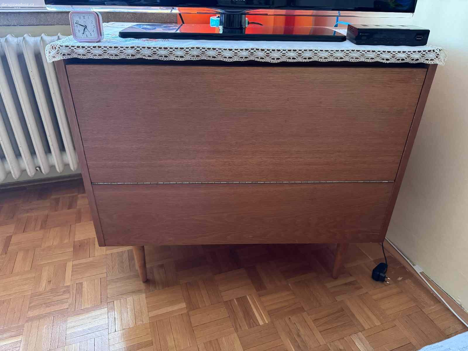 Daruji zdarma. Dobrý den, daruji za odvoz a případnou demontáž všeho, co je na fotografiích. Vejde se sem jen 6 fotografií, proto darované popíšu. Sektorový nábytek v obýváku je možno sestavit dle vlastního uvážení. Daruji jej bez vybavení (obsahu). Kuchyně je původní, starší, ale na chatu postačí. Dřez a pracovní deska je také k dispozici. Stůl velký je výškově nastavitelný, stačí obrousit, nalakovat, nebo přes něj dát ubrus. Peřináč je funkční. Velká křesla nevidíte na fotografiích, jsou dvě. Jeví známky používání. Nábytek a vše co vidíte se nachází ve Zlíně. Při zájmu pošlu další fotografie. Prosím volejte na telefonní číslo uvedené níže. Volat lze kdykoliv. Spěchá.