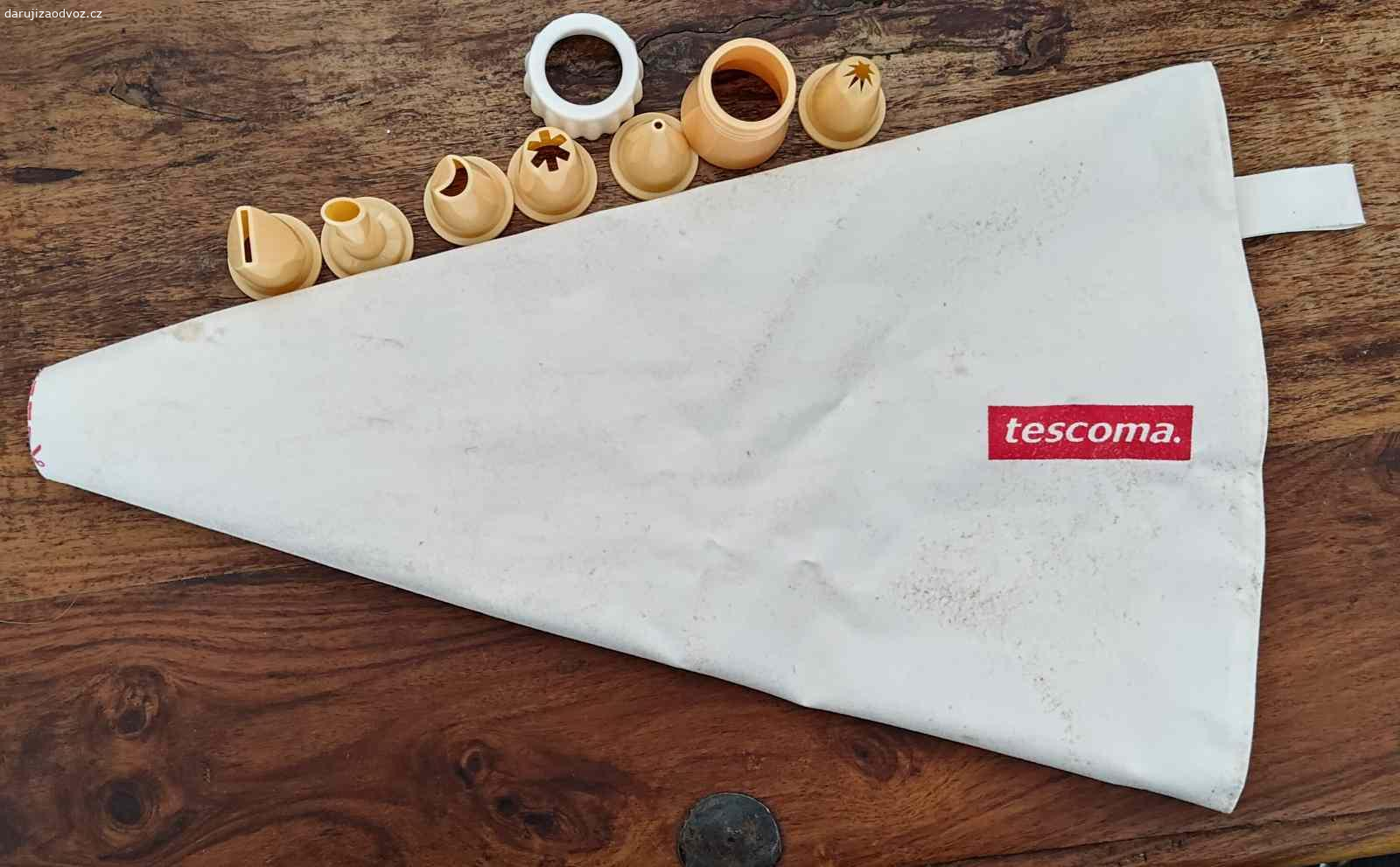 Daruji zdobící/cukrářský sáček Tescoma. Daruji asi 3x použitý zdobící/cukrářský sáček od značky Tescoma vč. všech nástavců, bez vad. U mě se jen válí, škoda ho. 

Koupeno zde https://www.tescoma.cz/zdobici-sacek-delicia-35-cm-plateny-6-trysek