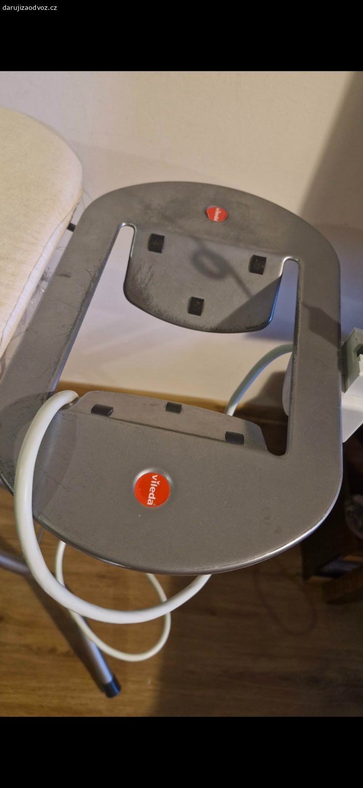 Daruji žehlící prkno. Daruji žehlící prkno s elektrickou zásuvkou, od značky Vileda.