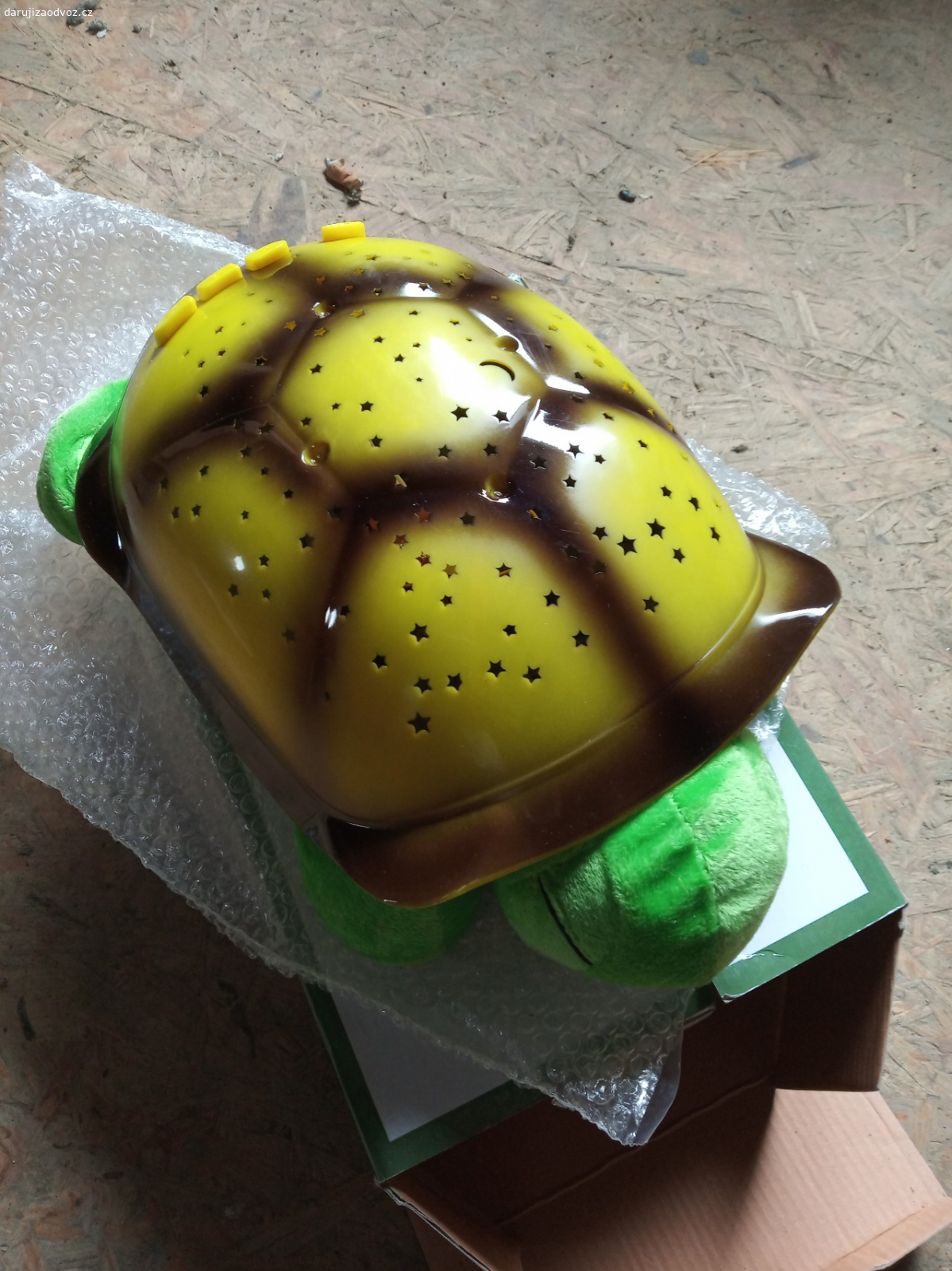 Daruji želvičku. Údajně má promítat na strop souhvězdí. Dostali jsme darem, nepodařilo se nám zprovoznit. Třeba si někdo opraví. NEZASÍLÁM.
Na telefonním čísle jsem po-so, 8-18 hodin. Na mail chodím sporadicky.