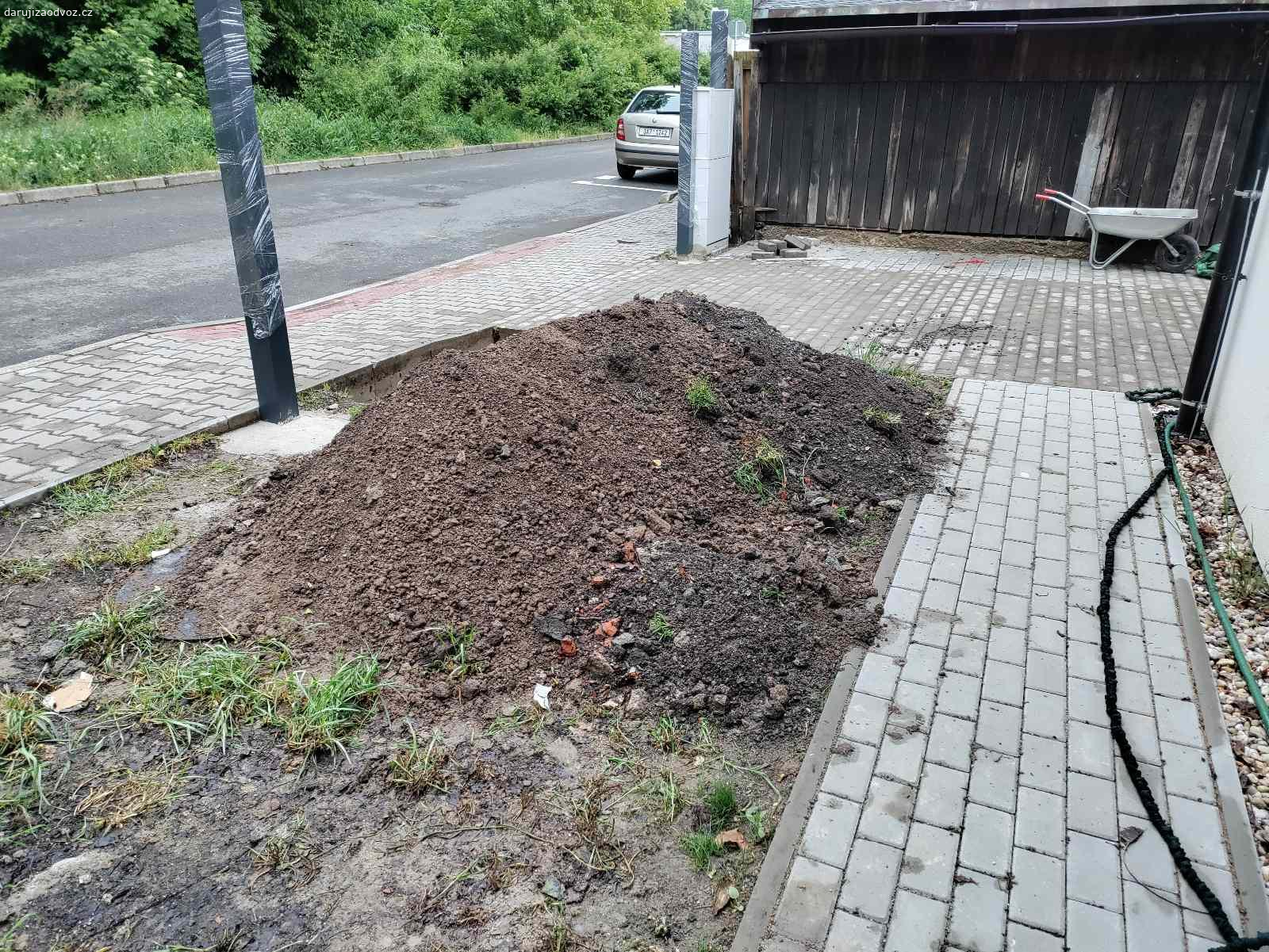 daruji zeminu. Po kopání základů na sloupky a bránu plotu. Drobné kousky betonu dávala firma bokem, takže zemina by měla být ok. Můžu zapůjčit lopatu a případně pomoci s nakládáním