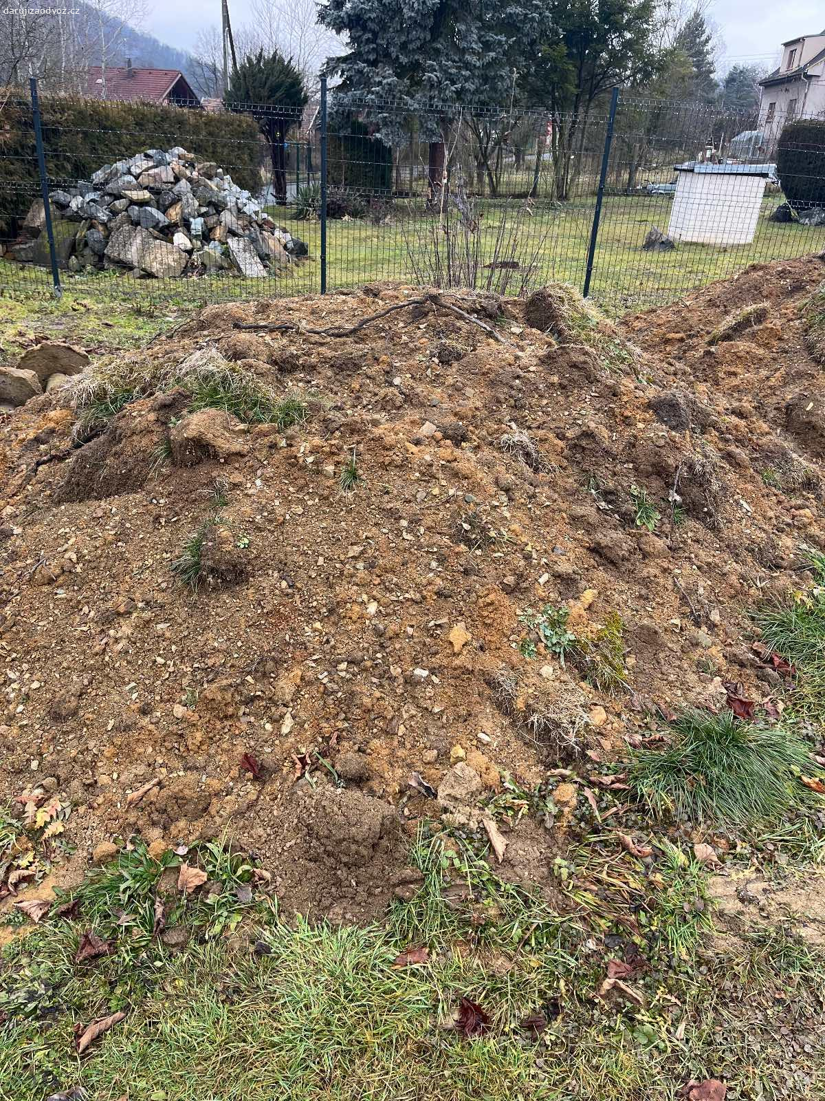 Daruji zeminu. Daruji za odvoz jílovitou zeminu