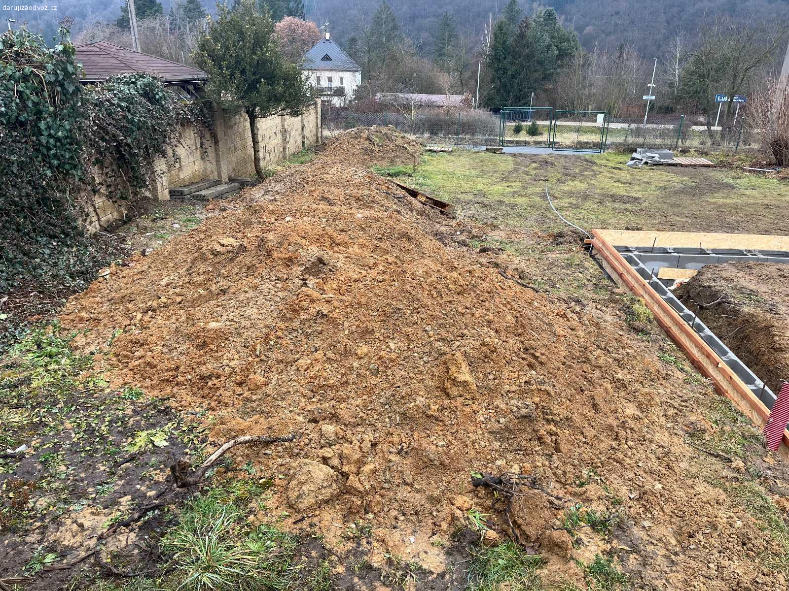 Daruji zeminu. Daruji za odvoz jílovitou zeminu