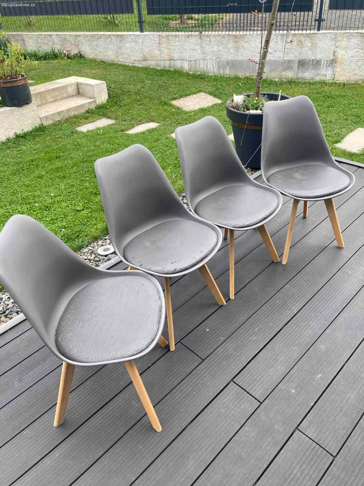 daruji židle kuchyňské. Daruji za odvoz 4ks židle kuchyňská. Židle je skořepinová, plastová. Sedák je koženkový, značně ošoupaný. Barva světlé šedá. Vše viz foto.