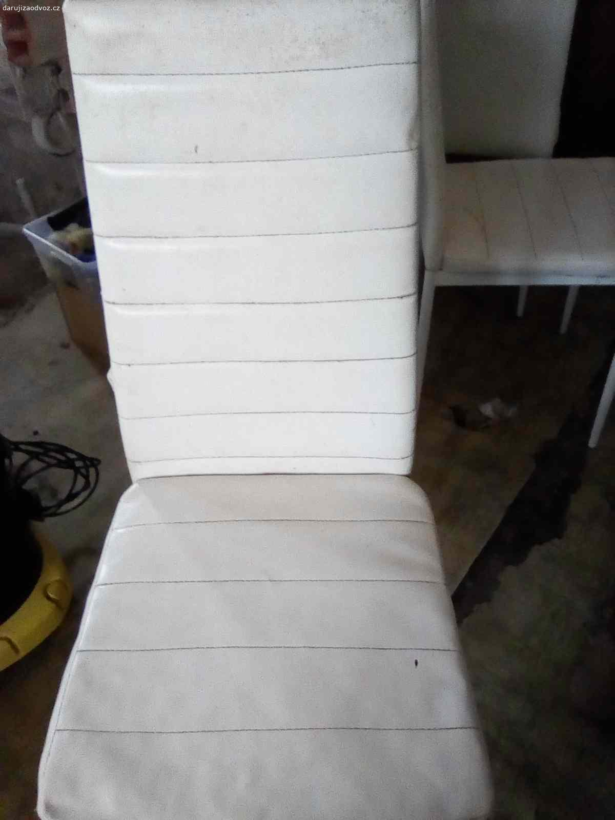 Daruji židle. Daruji pět použitých židlí. Kovová konstrukce potažená umělou kůží. Dvě zezadu mírně odřené. Potah lehce ušpiněný. Můžu zaslat i detailnější fotky.