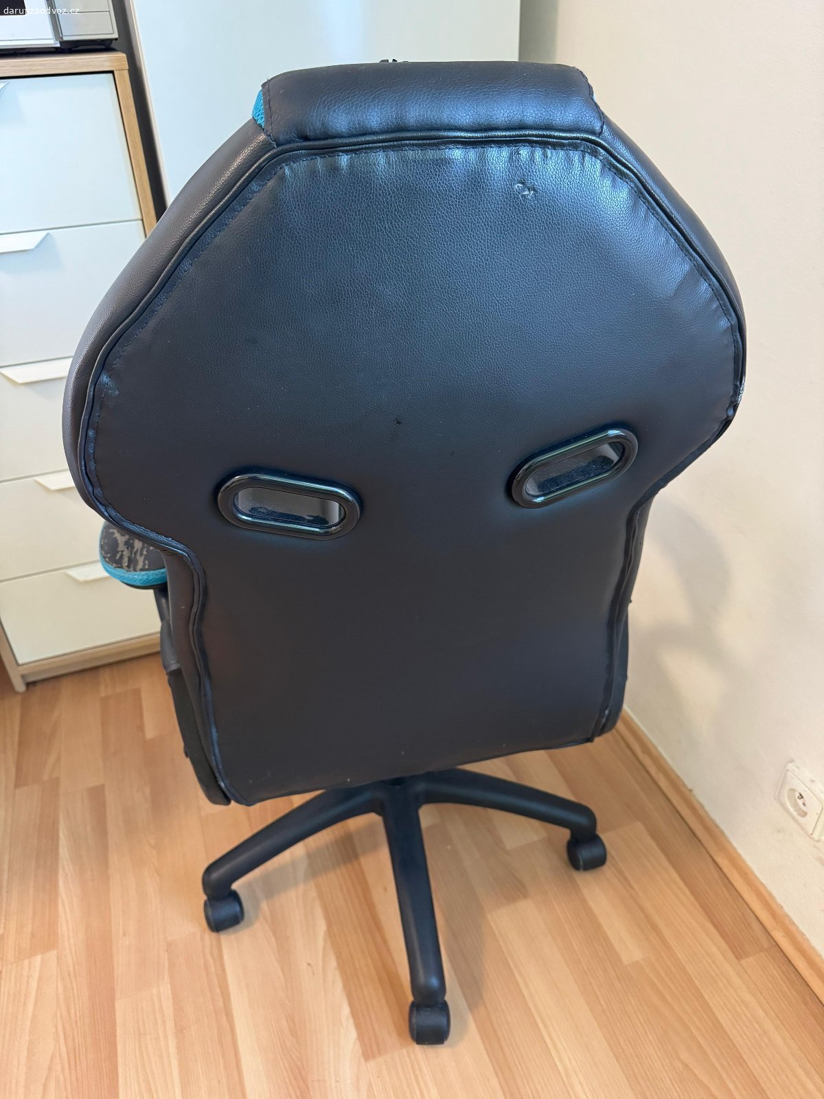 Daruji židli k PC. Plně funkční židle s opotřebenou koženkou dle fotek.