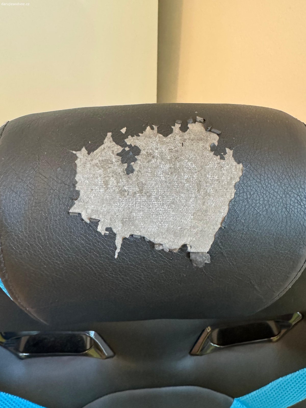 Daruji židli k PC. Plně funkční židle s opotřebenou koženkou dle fotek.
