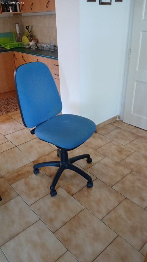 Daruji židli na kolečkách