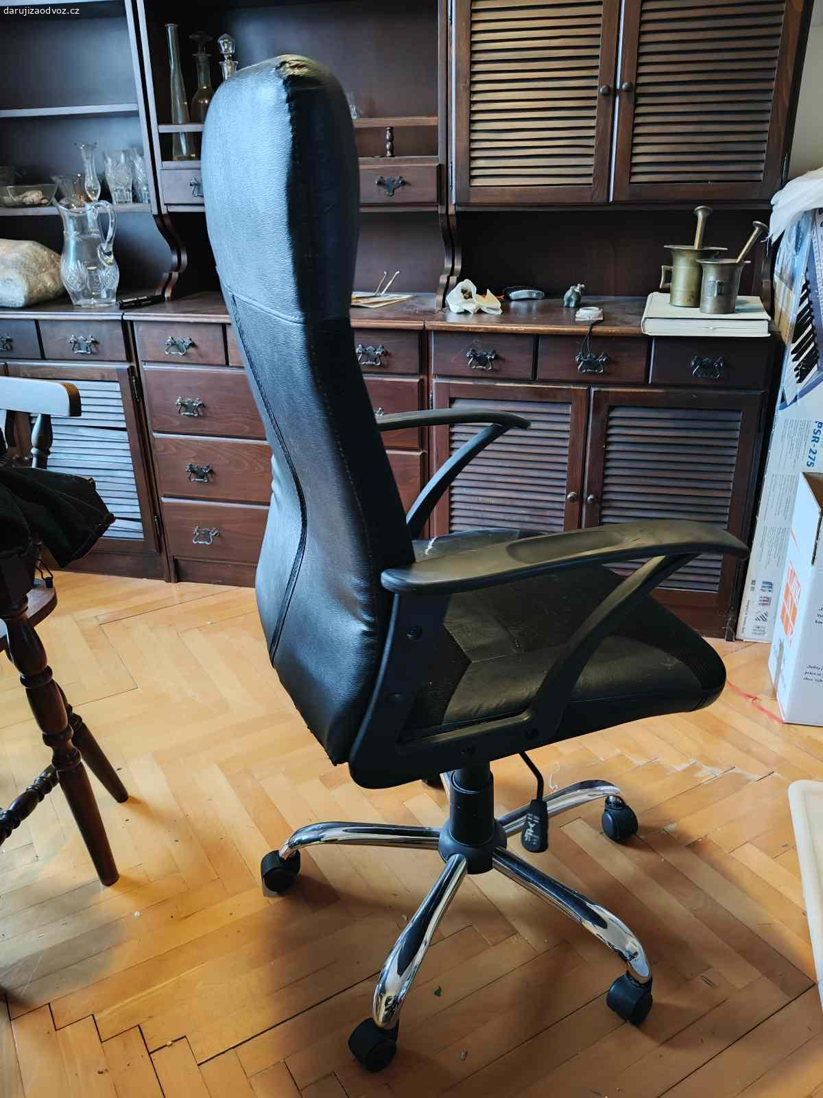 Daruji židli. Daruji výškově nastavitelné pracovní křeslo. Plně funkční. Potah je na jednom místě trochu prasklý....