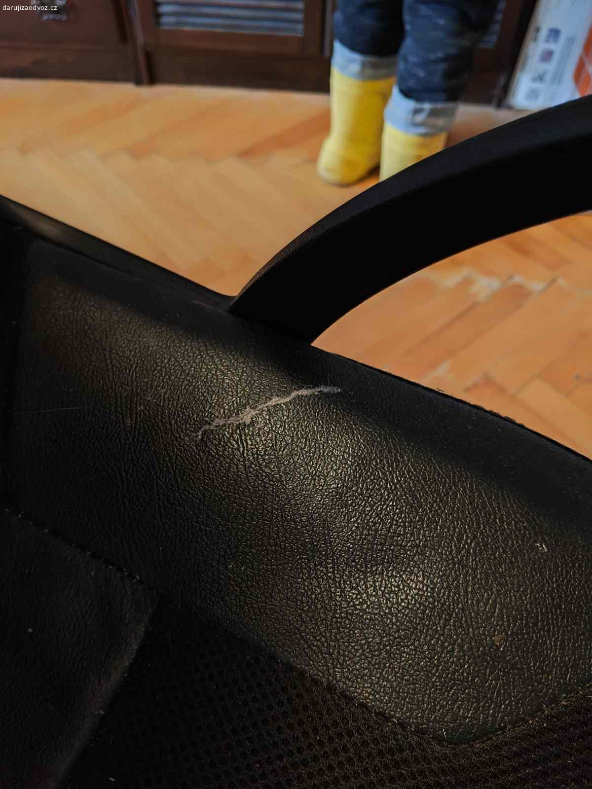 Daruji židli. Daruji výškově nastavitelné pracovní křeslo. Plně funkční. Potah je na jednom místě trochu prasklý....