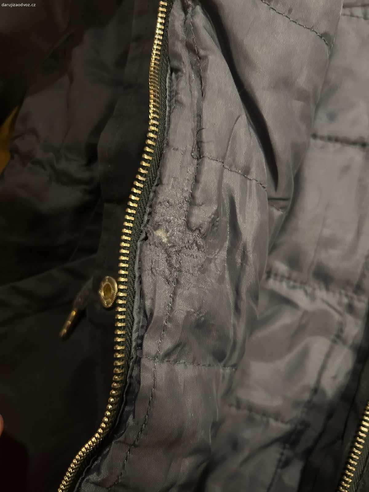 Daruji zimní bundu Only vel. XS. Daruji za poštovné krásnou zimní bundu Only, vel. XS, tmavě modrá barva. Hezký stav bez vad! Po předchozí dohodě přes zasilkovnu.