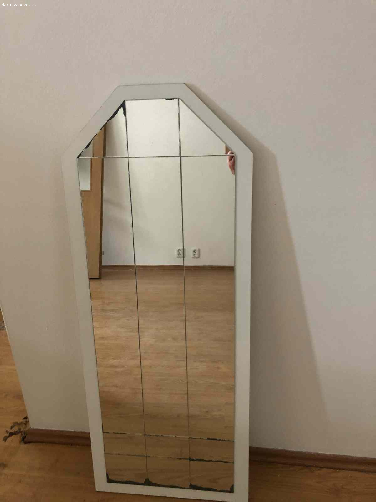 Daruji zrcadla. Daruji 2 zrcadla (lze i jednotlivě). Větší má rozměr 113 x 45 (zkosení ve výšce 98 cm),
rozměr menšího zrcadla je 71 x 40 cm.
