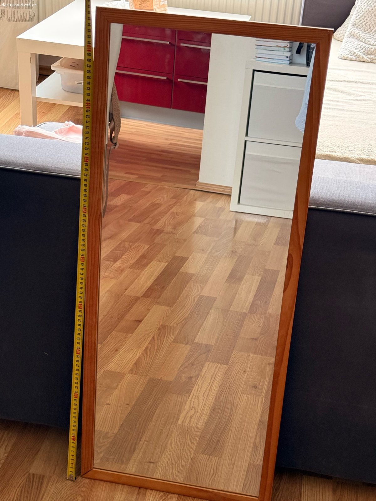Daruji zrcadlo IKEA RAM za odvoz. Daruji nástěnné zrcadlo IKEA RAM s dřevěným rámem.

* Rozměry: cca 40 × 97 cm
* Barva rámu: medově hnědá
* Lze zavěsit na výšku i na šířku
* Stav: dobrý, bez prasklin, běžné známky používání

Pouze osobní odběr,