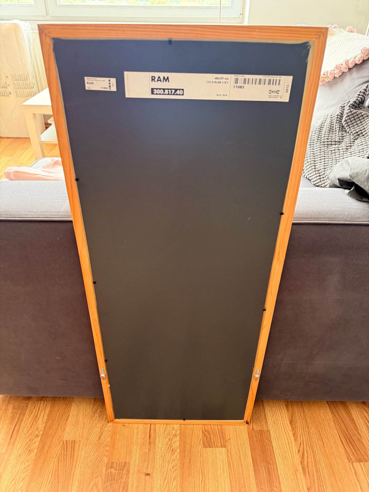 Daruji zrcadlo IKEA RAM za odvoz. Daruji nástěnné zrcadlo IKEA RAM s dřevěným rámem.

* Rozměry: cca 40 × 97 cm
* Barva rámu: medově hnědá
* Lze zavěsit na výšku i na šířku
* Stav: dobrý, bez prasklin, běžné známky používání

Pouze osobní odběr,