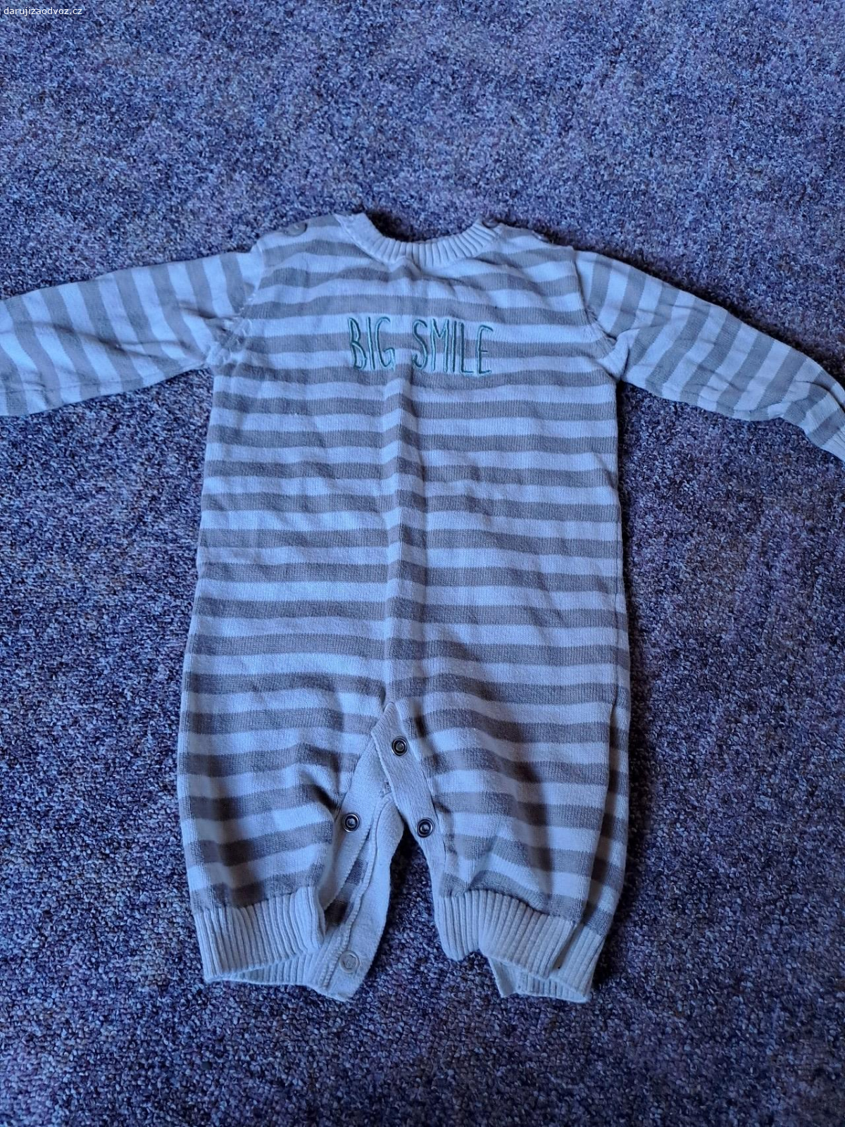 Daruji. svetriky a pyžama pro miminko vel. 6 mesicu