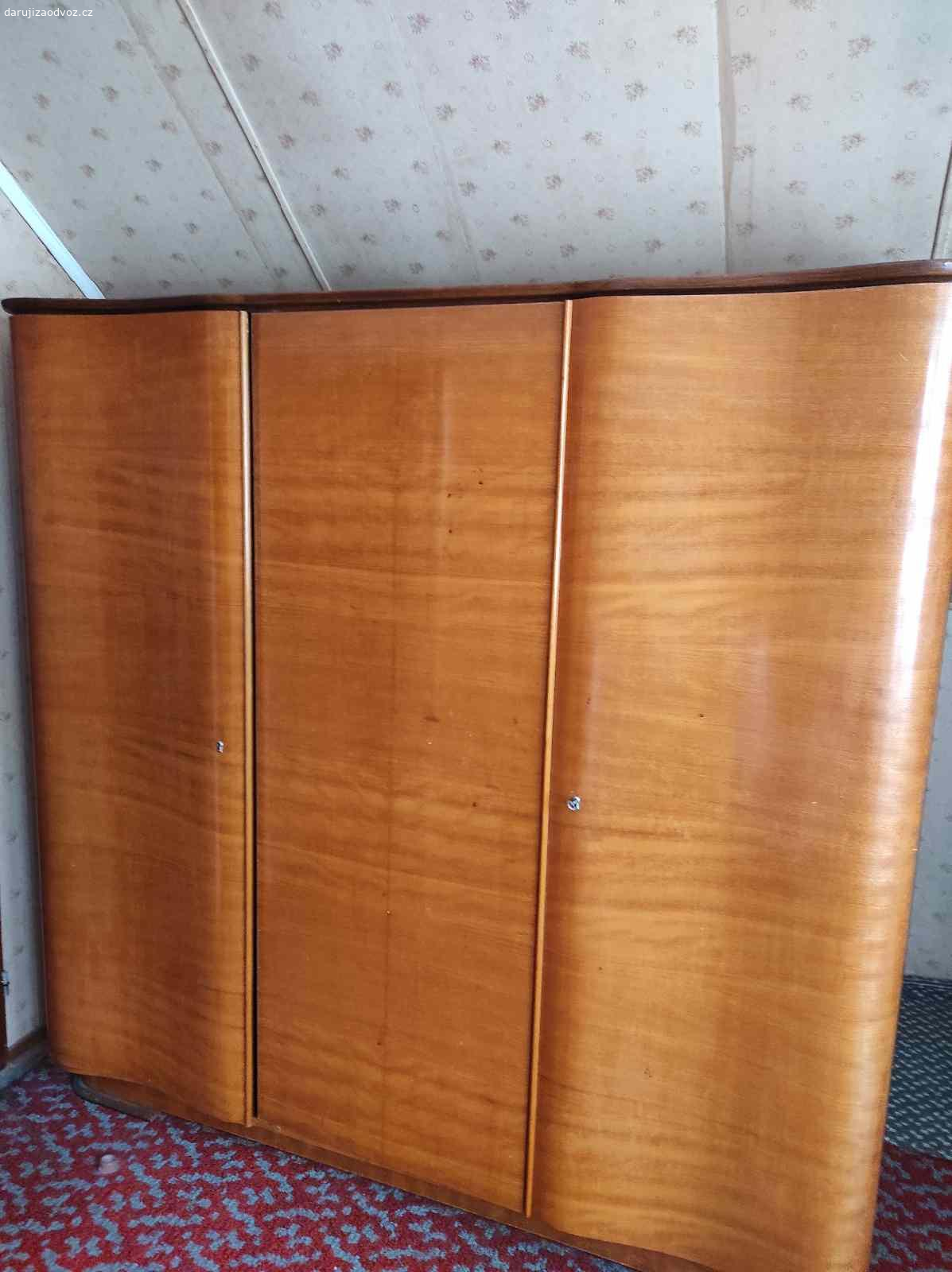 Daruji. Různé skříňky, skříně, postýlku, sedací soupravy, psací stůl.
Mnichovo Hradiště