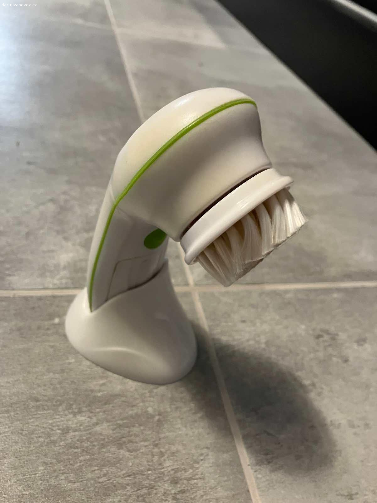 Daruji. Daruji kartáček na čištění pleti