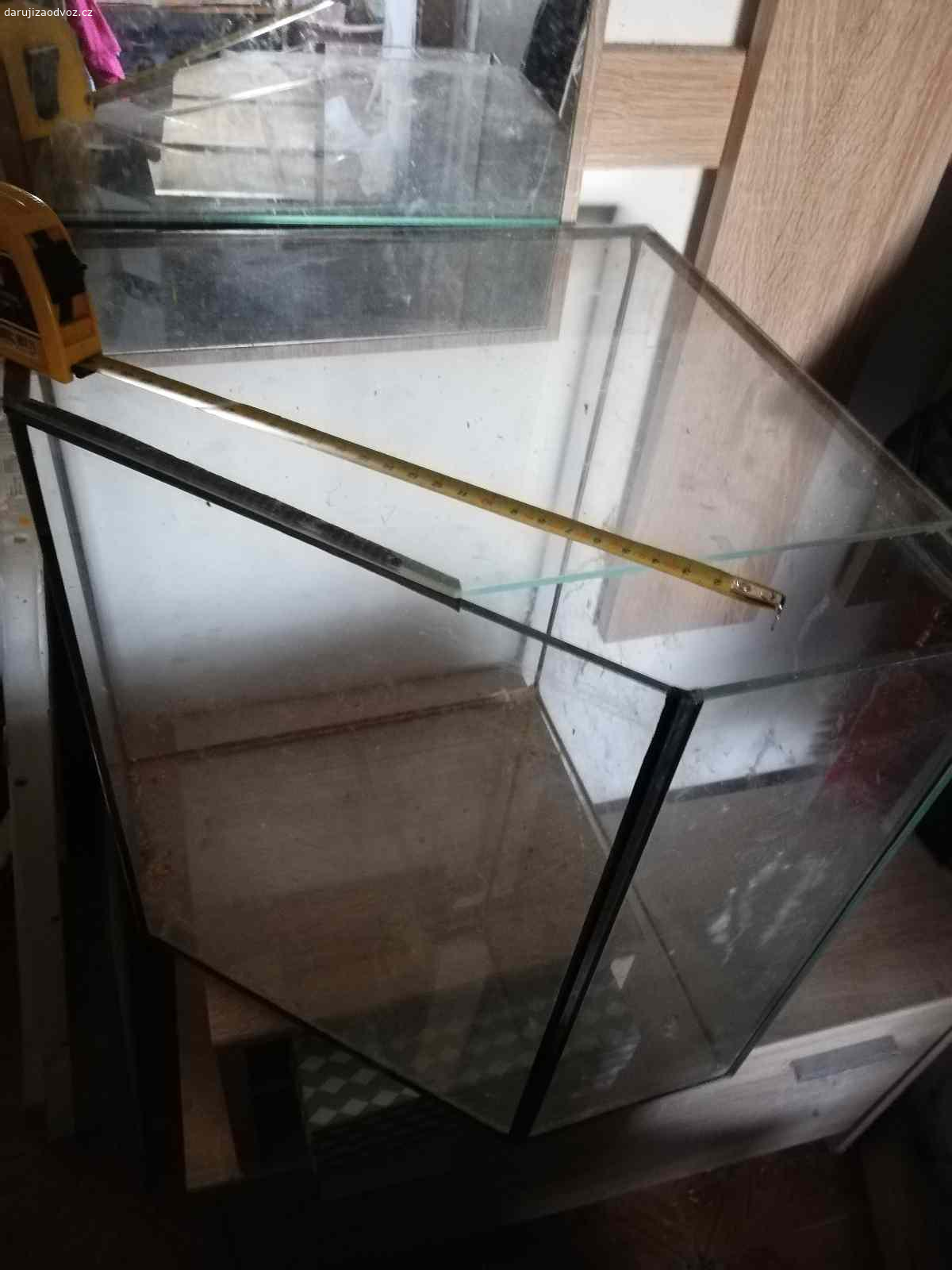 Daruji. Skleněná nádrž výška 40 cm, podstava 38x38 cm, rohové, boční stěna 15 cm. Stav viz foto. Používané na chov strašilek. Za vodotěsnost neručím. POUZE OSOBNÍ ODBĚR.  kontakt telefonicky, nebo sms. Děkuji