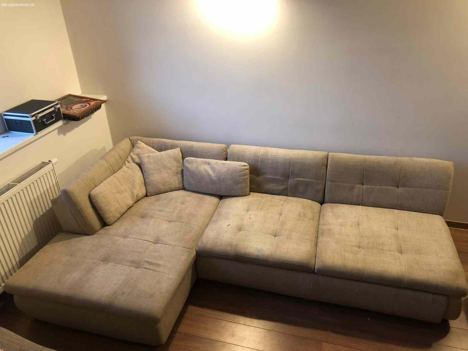 Daruju rozkládací gauč za odvoz. V použitím stavu rozměry jsou 272x162x68 přibližně k gauči vám dám 4 polštáře které vidíte na fotkách
Gauč se rozdeluje na dvě části