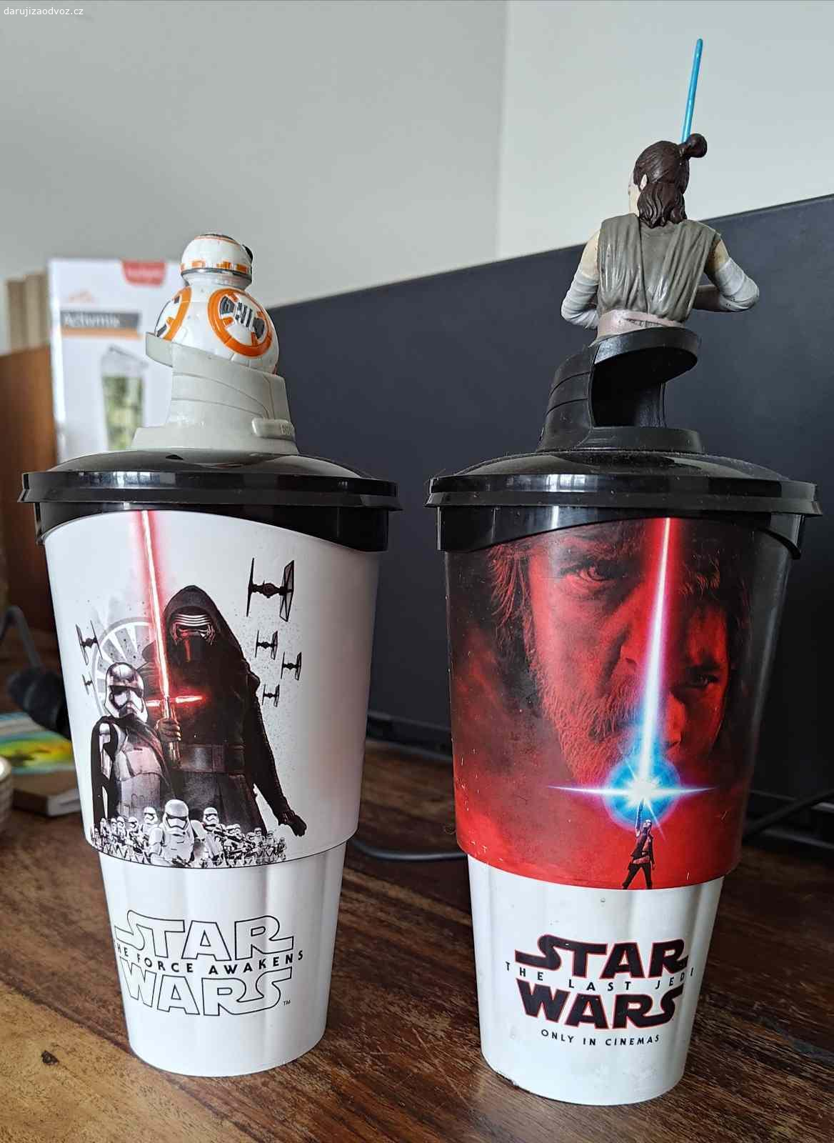 Daruju sběratelské kelímky Star Wars. Daruju dva sběratelské kelímky ze Cinestaru na motivy StarWars. Oba nepoužité, s obsahem 500 ml. Drobné vady viz foto.