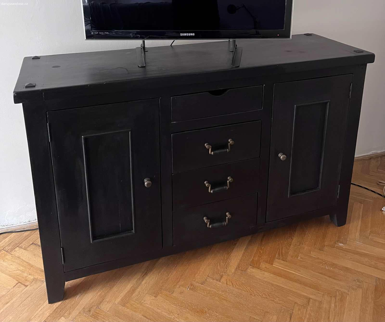 Darujú za odvoz komodu. Darují komodu za odvoz. Medlov 66466. 
Volat kdykoliv do 18:00. 

Je to masiv.