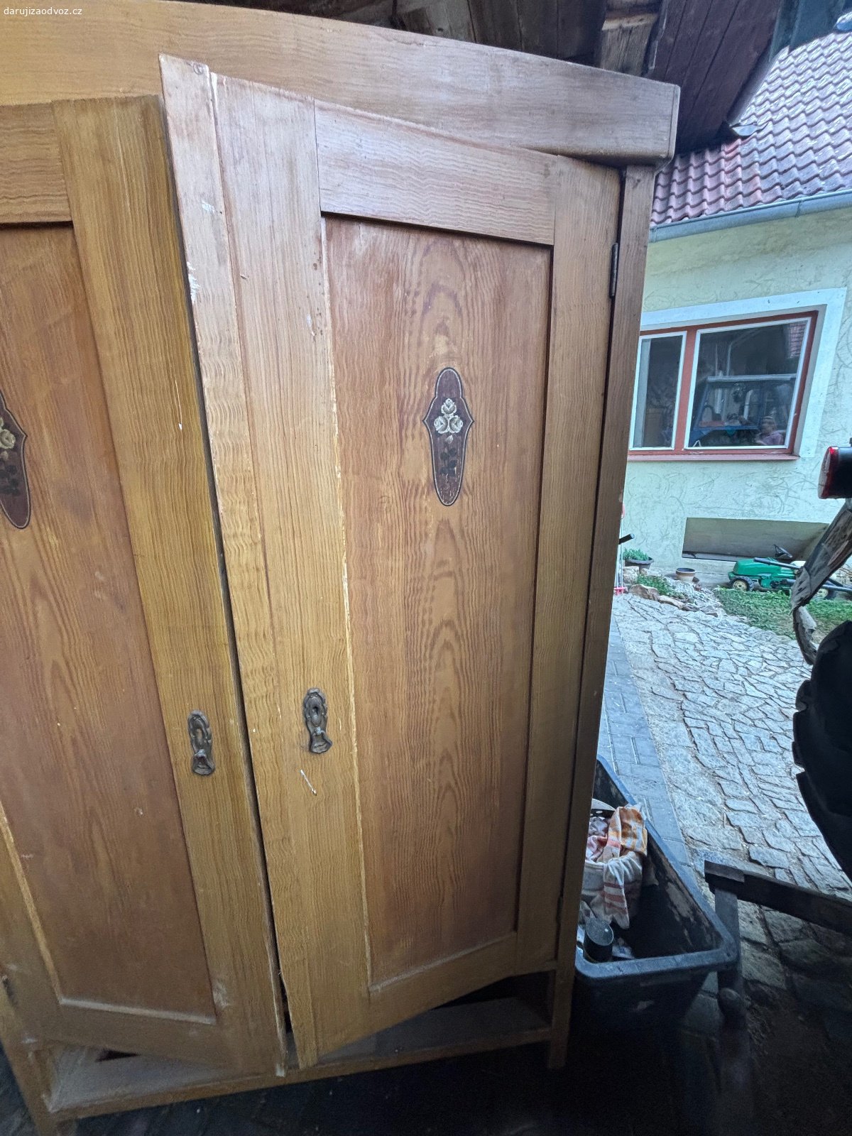 Datuji šatní skříň. Daruji starší šatní skříň s kresbou. Je k tomu i spodní šuplík. Skříň už má něco za sebou a možná i červa, takže pokud by si někdo chtěl zrenovovat.
V případě dotazů volejte.