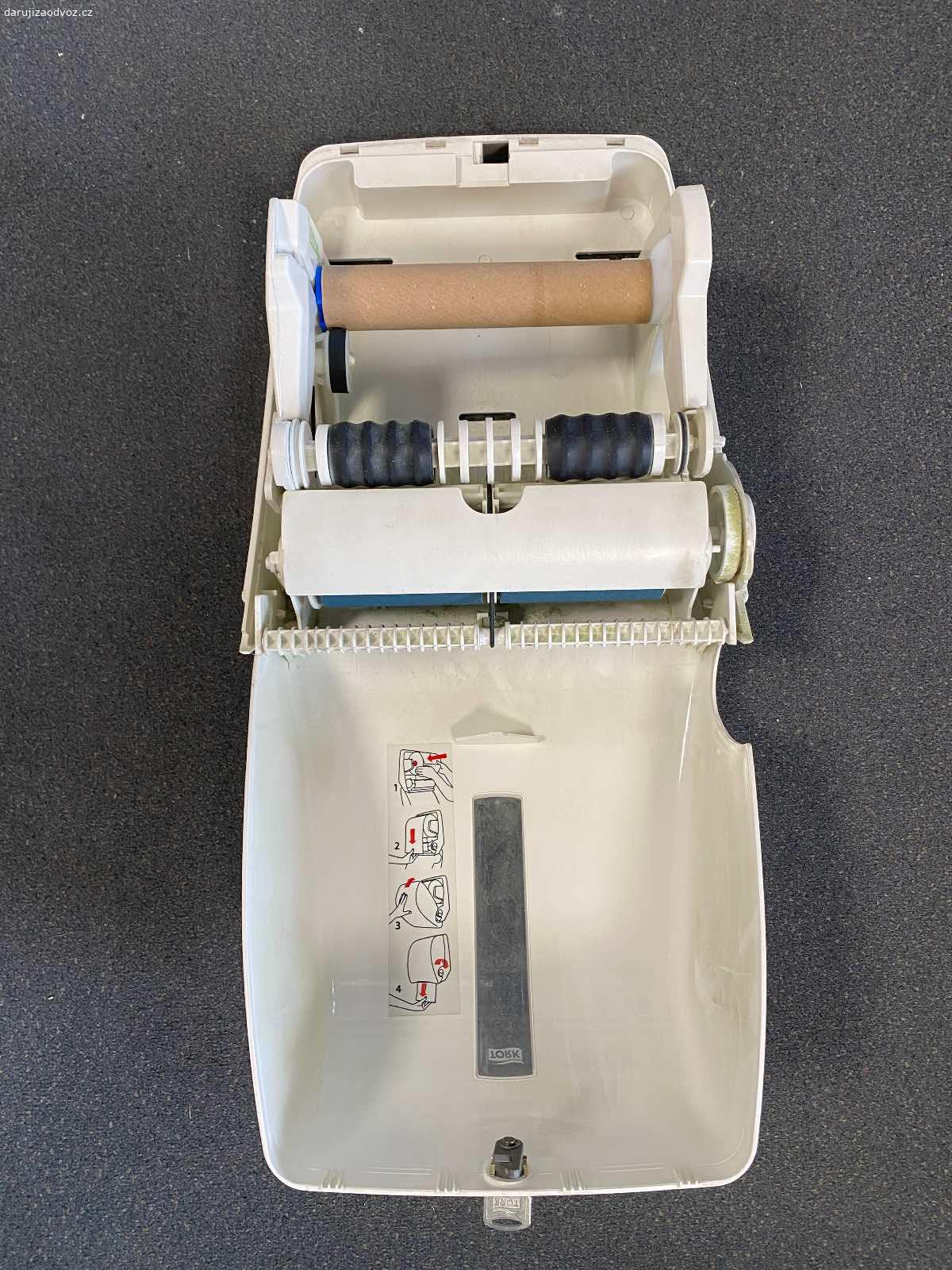 Dávkovač na papírové utěrky Tork. Funkční dávkovač na papírové utěrky Tork. Utěrky jsou běžně ke koupi. Nahrazovali jsme to horkovzdušným vysoušečem. Jsou k dispozici 2 ks, ale pouze s jedním klíčem, který jde do obou.