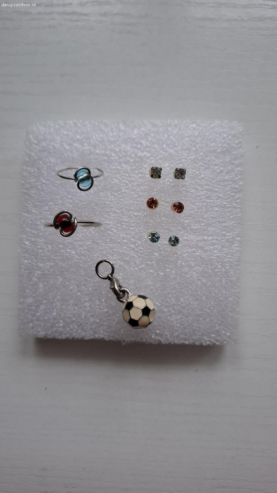 Dávkovač zubní pasty,náušnice,... Daruji za odvoz dávkovač zubní pasty,náušnice, prstýnky. 
Osobní převzetí v Ostrém Kameni. 
Neposílám