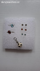 Dávkovač zubní pasty,náušnice,..