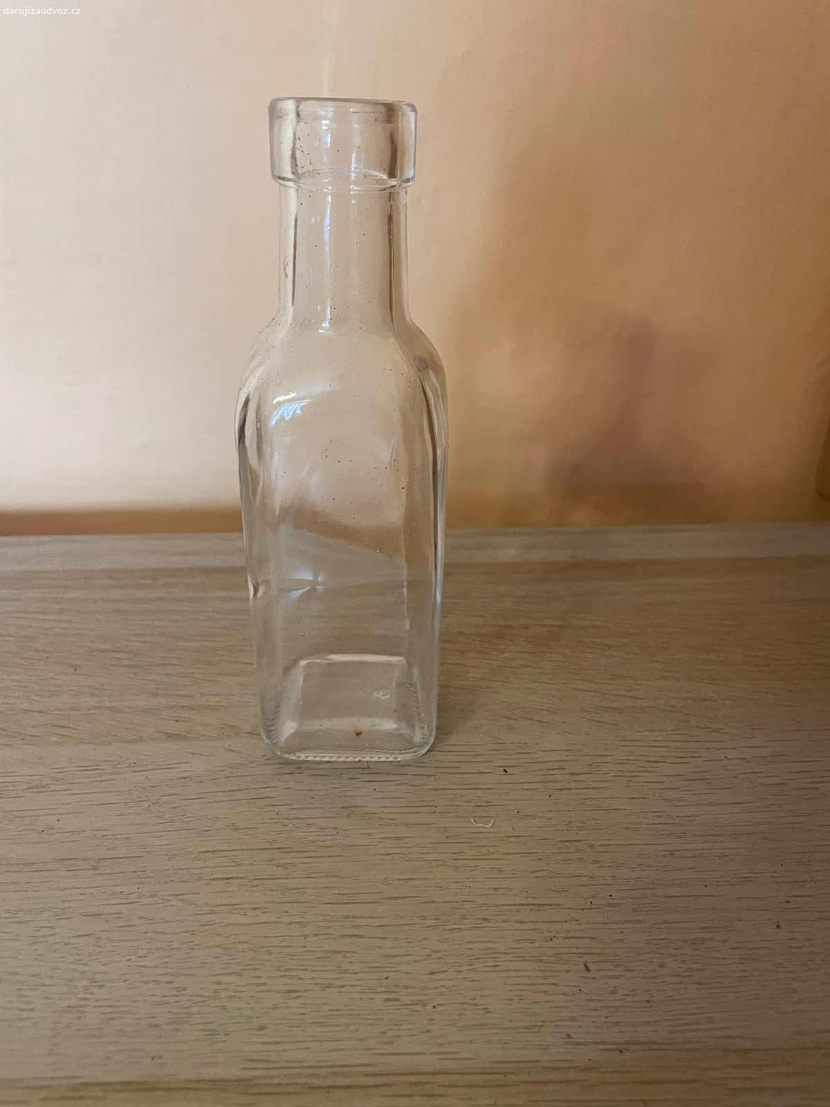 Dekorační sklenička - výška cca 16 cm. Daruji dekorační skleničku, výška cca 16 cm. Bez vad!  K vyzvednutí po předchozí domluvě v Praze nebo středočeský kraj - Beroun, Nižbor, Zbečno. Daruji další věci za ODVOZ viz. inzeráty!