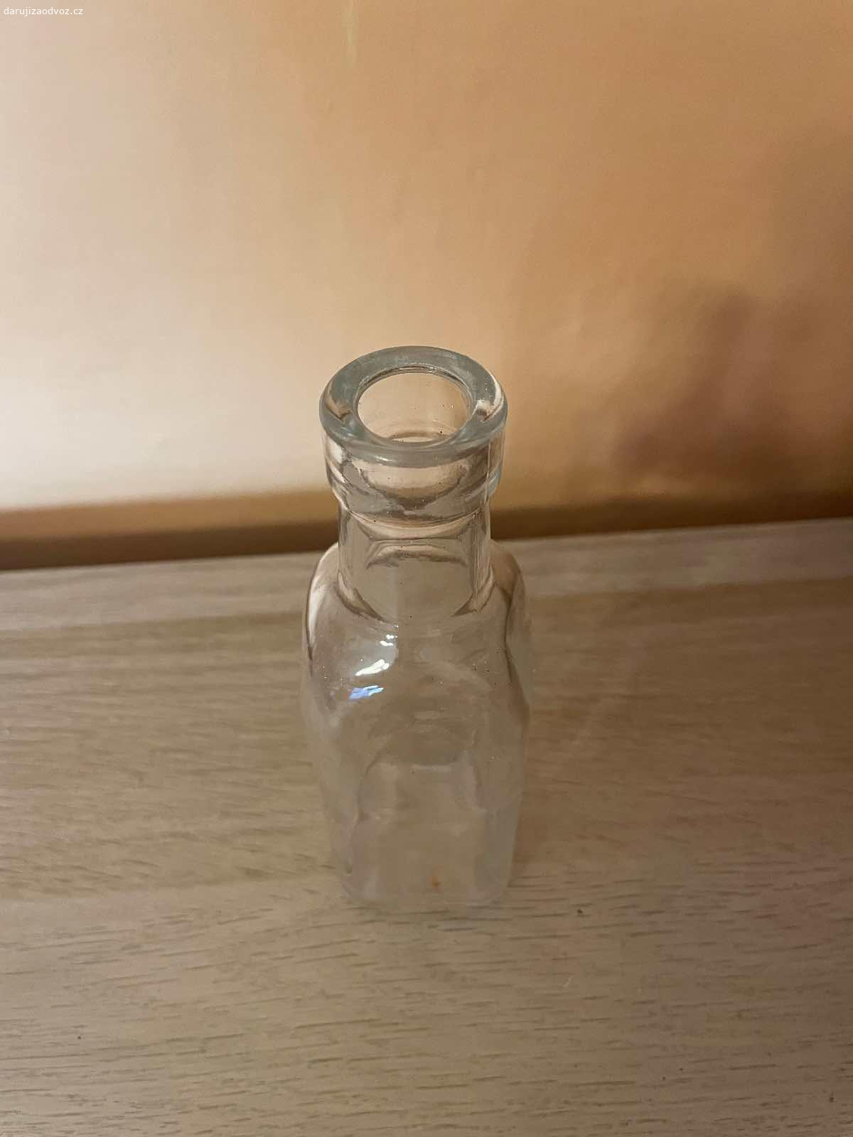 Dekorační sklenička - výška cca 16 cm. Daruji dekorační skleničku, výška cca 16 cm. Bez vad!  K vyzvednutí po předchozí domluvě v Praze nebo středočeský kraj - Beroun, Nižbor, Zbečno. Daruji další věci za ODVOZ viz. inzeráty!