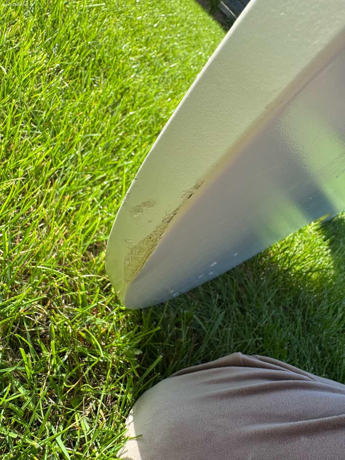 Deska Hissmon Ikea. Daruji dřevěnou desku Hissmon IKEA ve tvaru kešu
Na jednom místě je škrábnuta ze stěhování
Bez nohou 
Osobní vyzvednuti Česky Brod