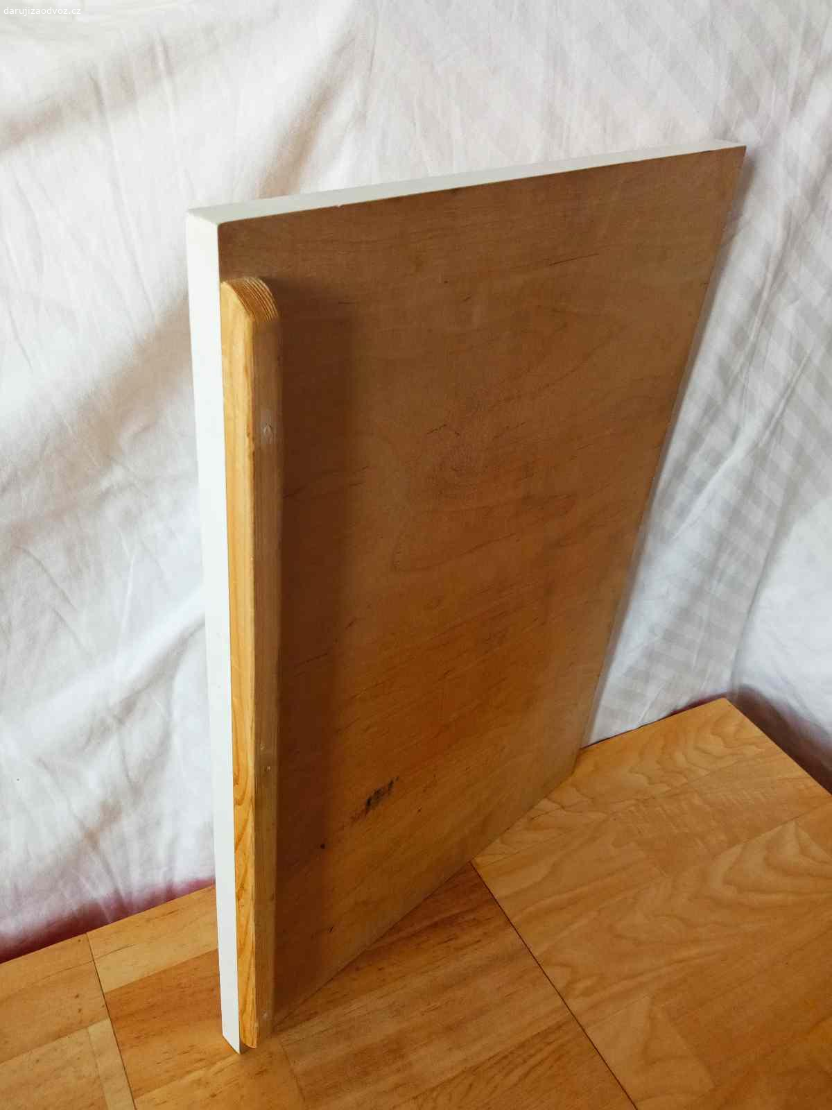 Deska na válení těsta 35x 50 cm. Málo používaná, hezký stav, s okrajem ke stolu / na fotce nevypadá , ale je pěkná/