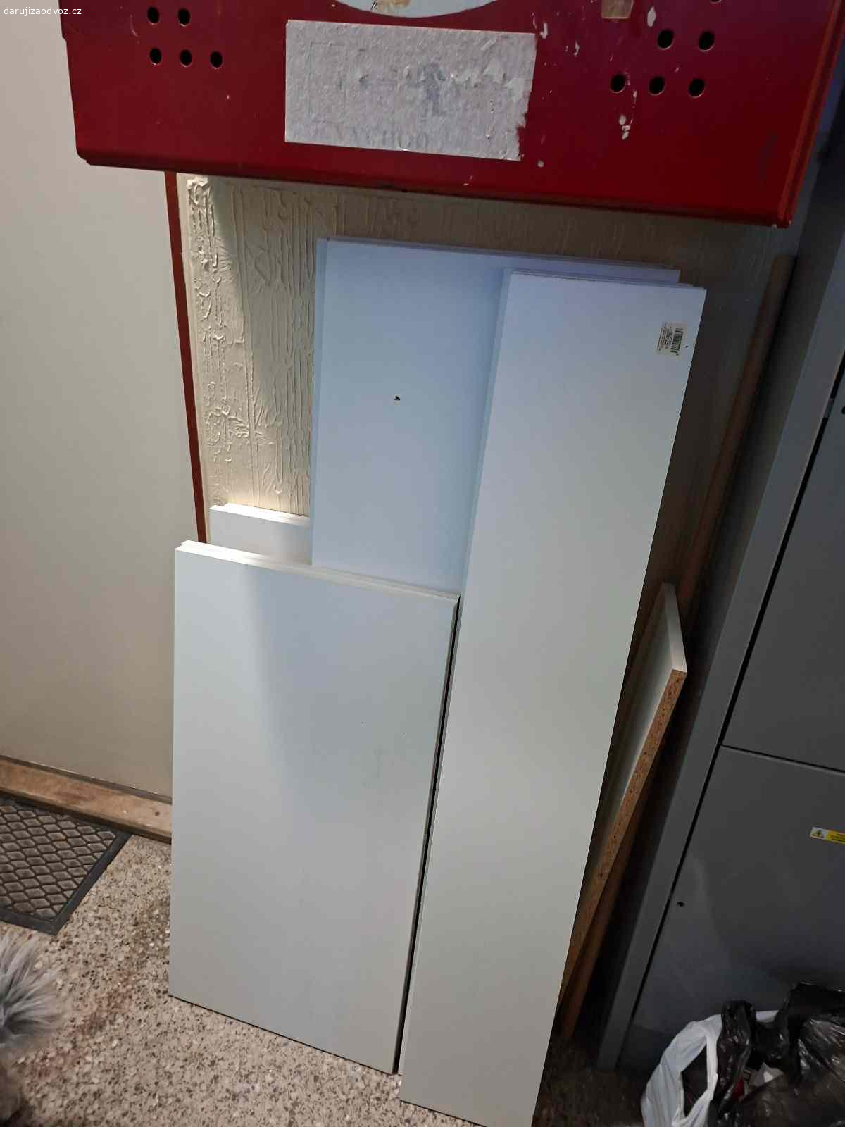 Desky. Viz foto. Neměřím.