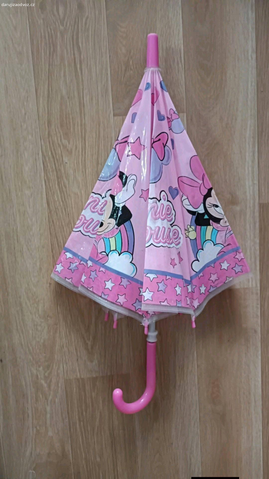 Deštník pro holčičku. Deštník má opravené trhliny.