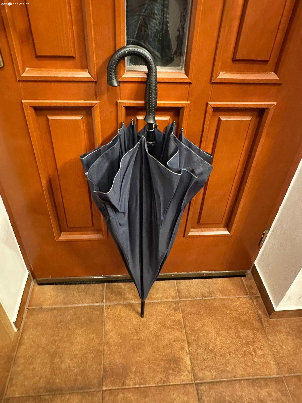 Deštník Tom Tailor. Rukojeť trošku lepí (zastarání gumy). Jinak funkční.

Osobni odber Mesice u Prahy (kousek za Letnanama).