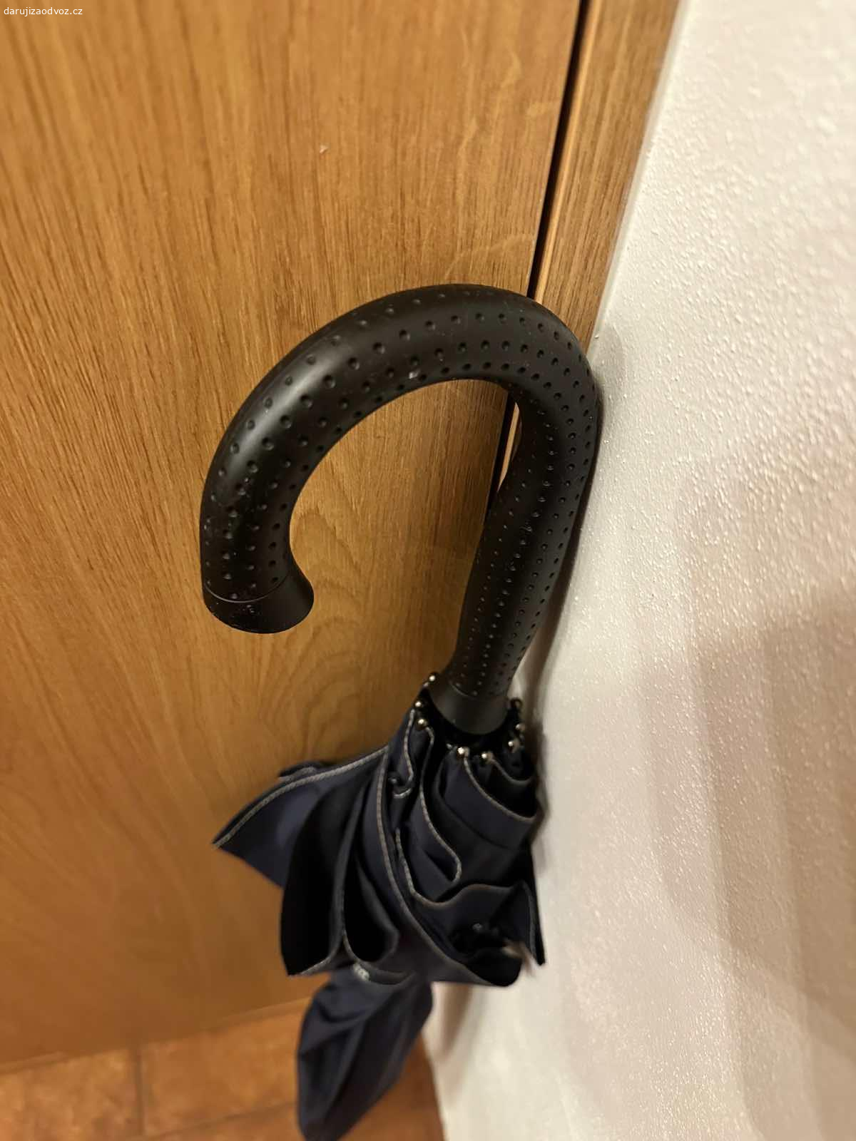 Deštník Tom Tailor. Rukojeť trošku lepí (zastarání gumy). Jinak funkční.

Osobni odber Mesice u Prahy (kousek za Letnanama).