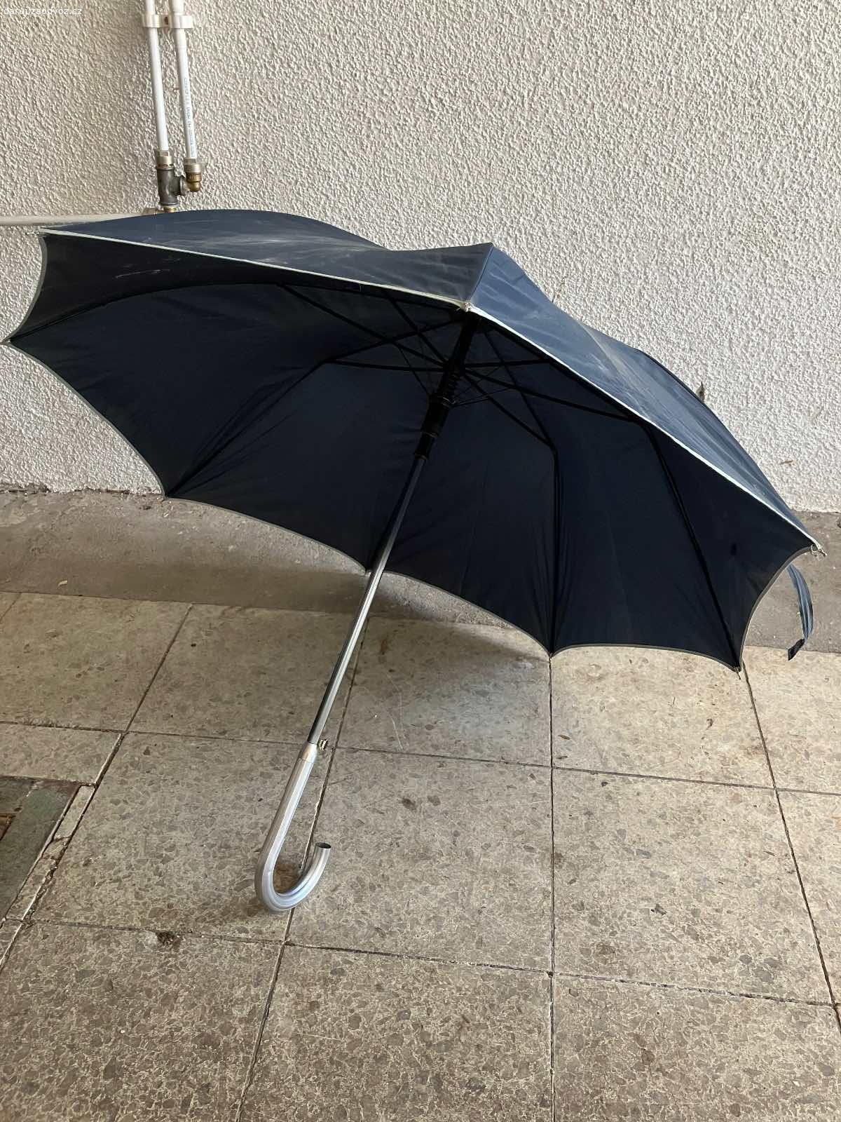 Deštník. Trochu špinavý
