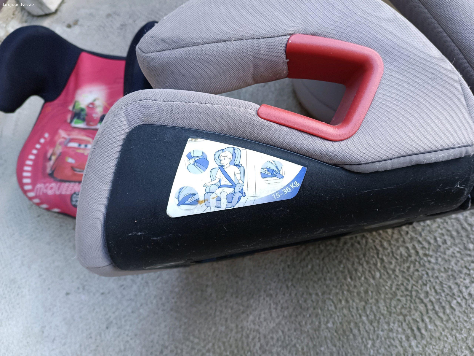 Dětská autosedačka a podsedák. Daruji autosedačky viz. foto.