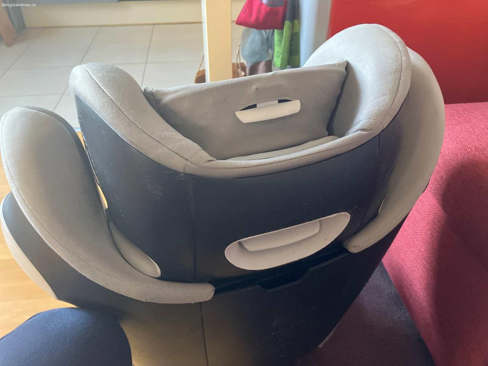 REZERVOVANO Dětská autosedačka Cybex 15-36kg. Daruji používanou, ale zcela funkční dětskou autosedačku Cybex. Isofix, lze použít i bez něj. Možno použít také samostatně jako podsedák. Potahy je možné sundávat. Pouze vážní zájemci, preferuji zájemce jasnou domluvou brzkého vyzvednutí. Prosím nevolejte, piste SMS. Děkuji