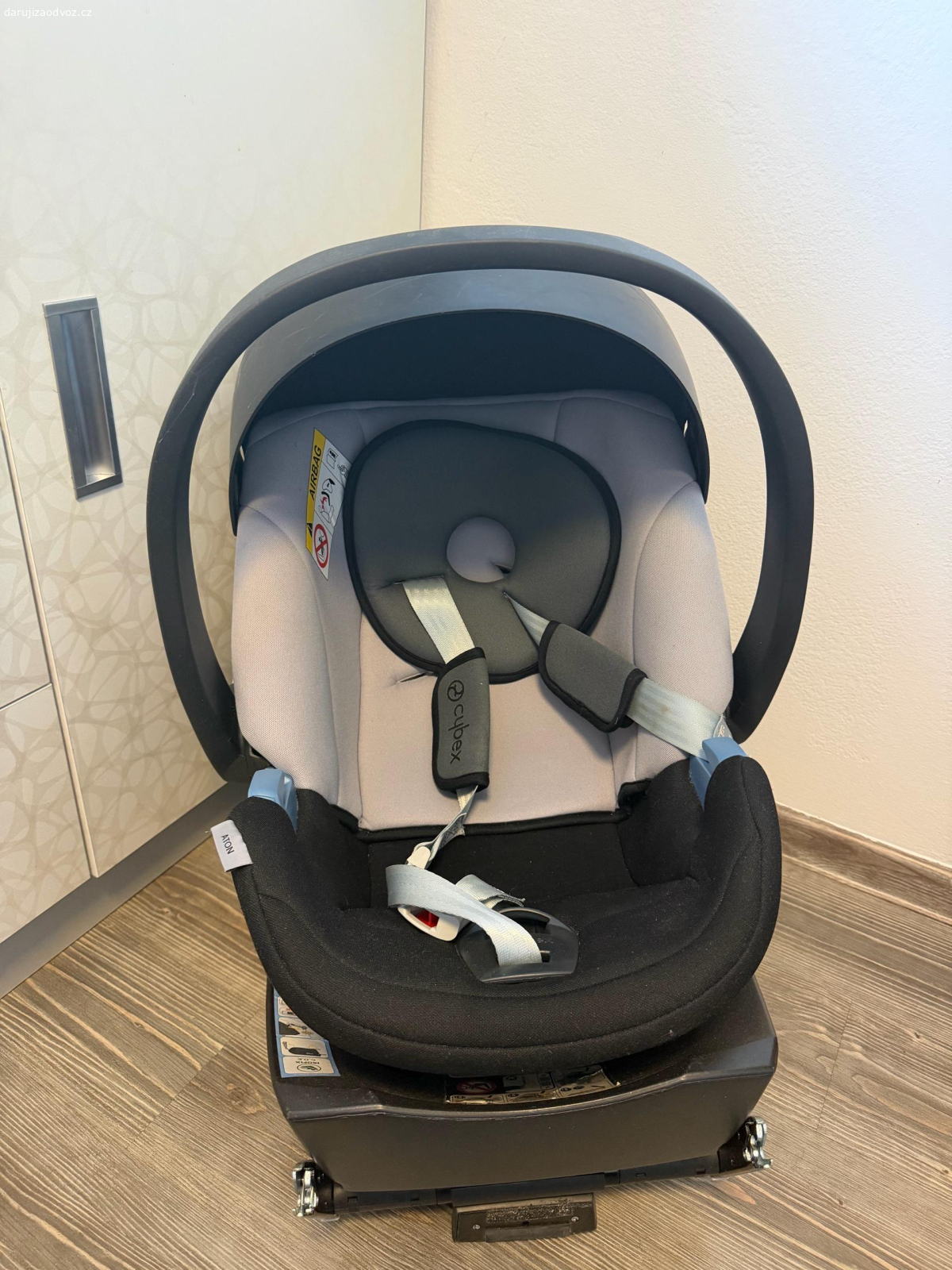 Dětská autosedačka vajíčko. Daruji po dětech dětskou autosedačku Cybex vajíčko se základnou - nebouraná, bězné opotřebení viz. foto.