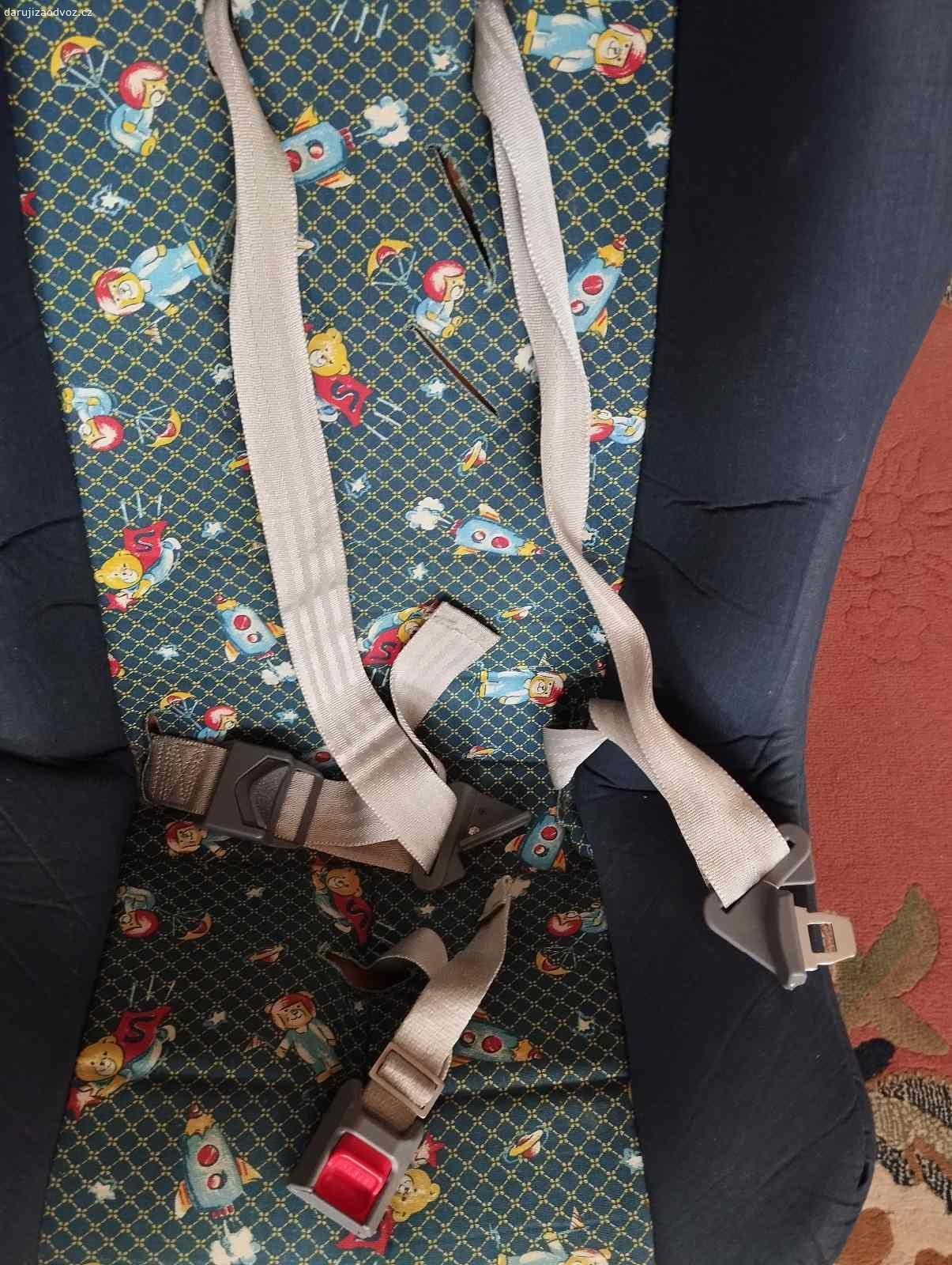 Dětská autosedačka. Starší dětská autosedačka do 18kg.
Málo používaná, funkční, nepoškozená.
Ostatní viz obrázky.
Mohu přidat i polystyrenové podsedáky a opěrku pro větší dítě, viz obrázky.