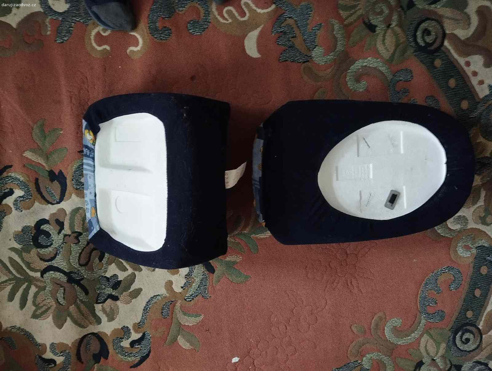 Dětská autosedačka. Starší dětská autosedačka do 18kg.
Málo používaná, funkční, nepoškozená.
Ostatní viz obrázky.
Mohu přidat i polystyrenové podsedáky a opěrku pro větší dítě, viz obrázky.