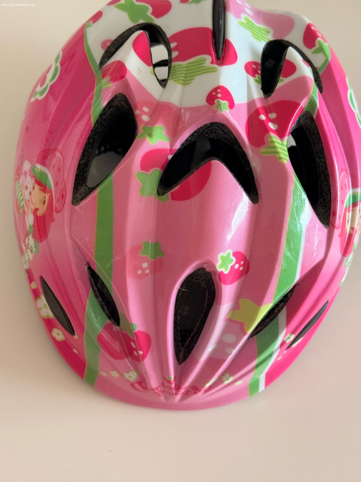 dětská cykl. helma PRO-T Toledo. Daruji za odvoz dětskou cyklistickou helmu PRO-T Toledo.

* Velikost M (52–56 cm)
* Rok výroby 2015
* Běžné známky používání, jinak plně funkční.
* Veselý růžový motiv s jahůdkami.

Pouze osobní odběr. Kdo si přijede dříve, tomu ji ráda přenechám. ??