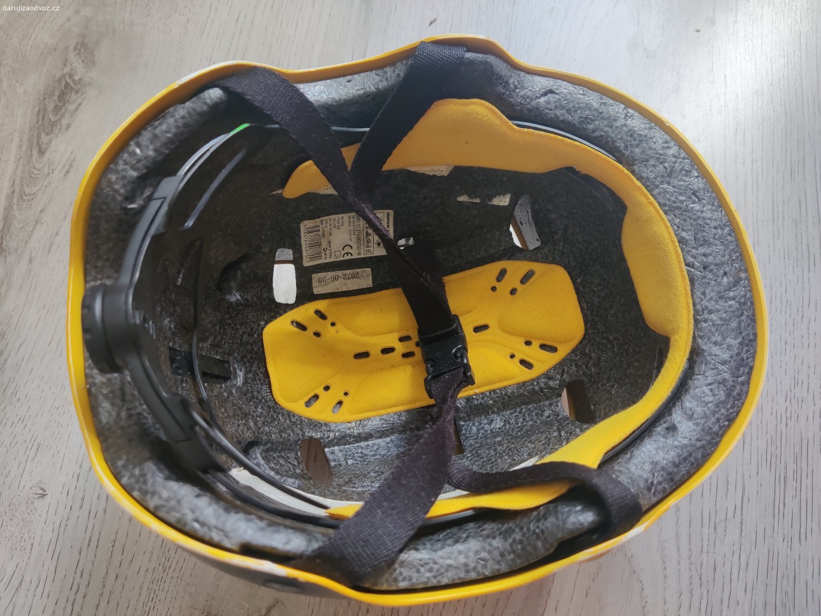 Dětská helma. BTWIN Helma na brusle / skateboard / koloběžku / kolo. Velikost: XS (47-52cm)
Pro dítě ve věku 2-5 let
Poškrábaná používáním, ale plně funkční
Za odvoz, popřípadě za ovoce pro děti:)