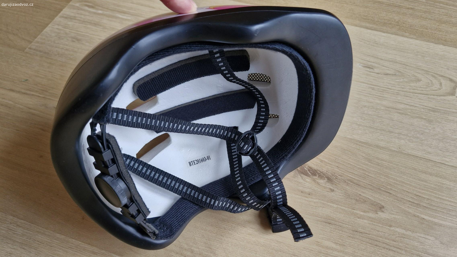 Dětská helmička Spokey Pony. Daruji nepoužitou dětskou helmičku Spokey Pony - velikost 49-56. Je vhodná spíše na kulatější hlavičku.