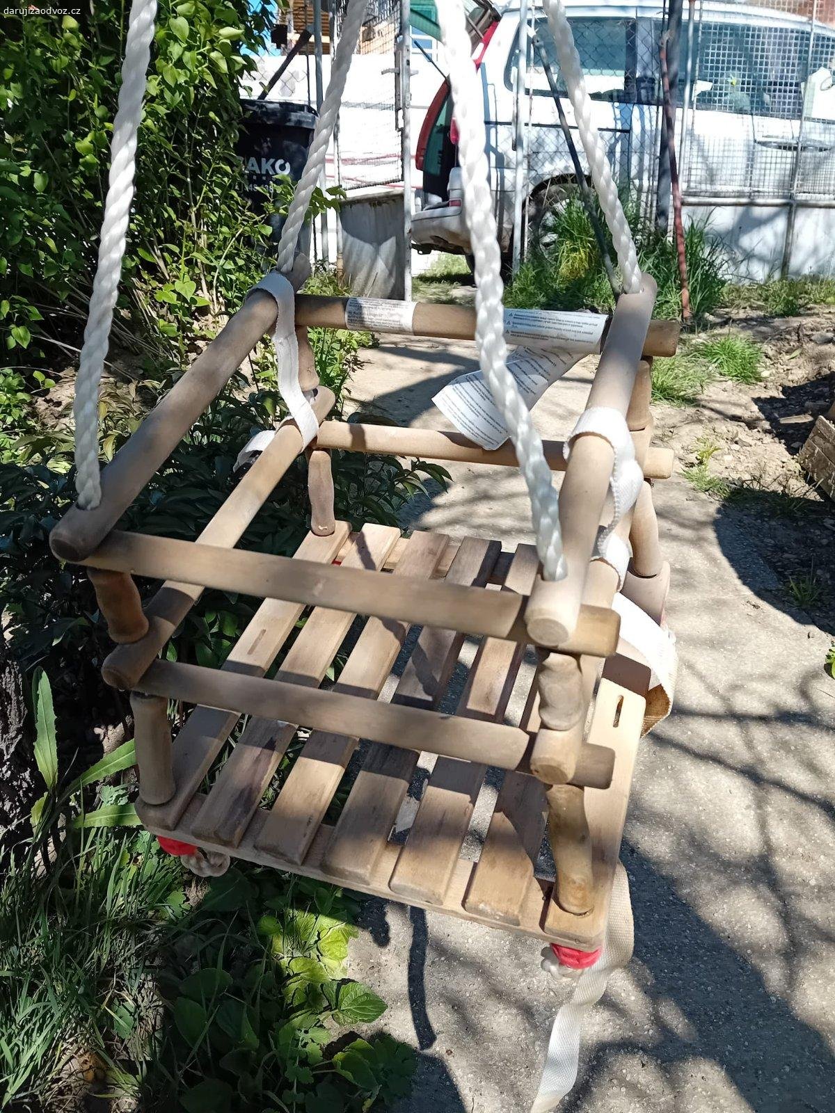 Dětská houpačka dřevěná. Dřevěná houpačka s bezpečnostní vyšší opěrkou pro nějmenší děti. Lehce zašpiněná. Vyměním za oříšky, čokoládu.
